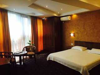 Отель Hotel Luxor Medgidia Номер с кроватью размера «king-size» и балконом-2